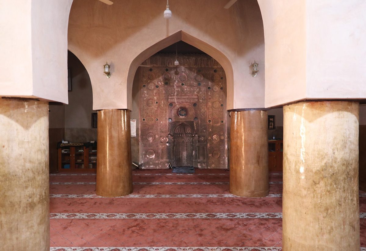 مسجد الشواذنة — Nizwa, moschea Al-Shawathna, aula di preghiera, interno, 01.jpg