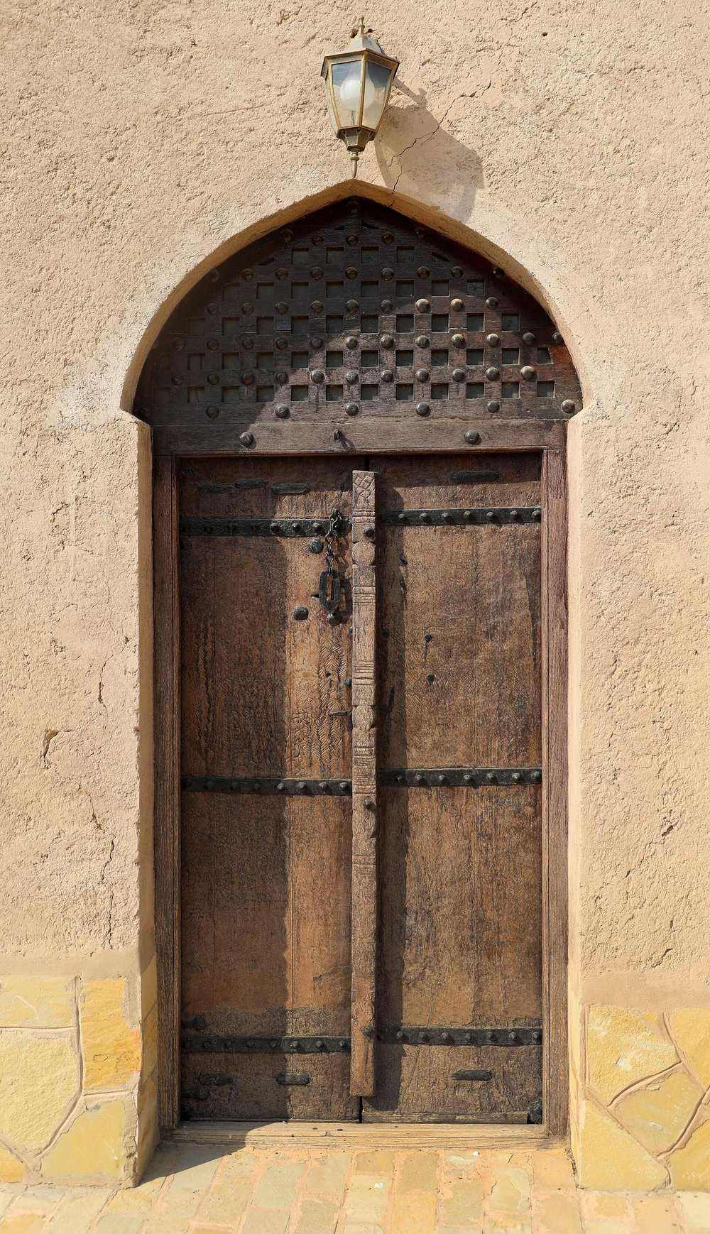 مسجد الشواذنة — Nizwa, moschea Al-Shawathna, aula di preghiera, esterno, portale 02.jpg