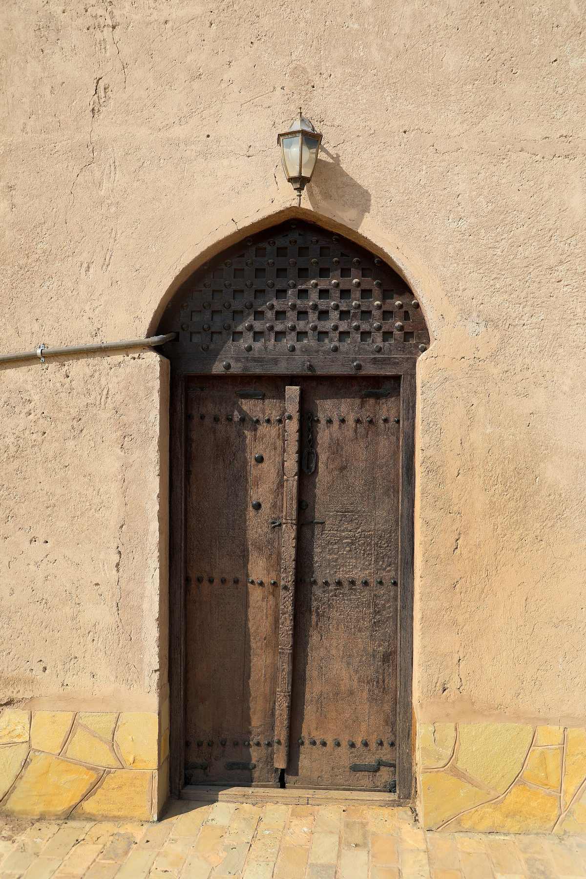 مسجد الشواذنة — Nizwa, moschea Al-Shawathna, aula di preghiera, esterno, portale 01.jpg