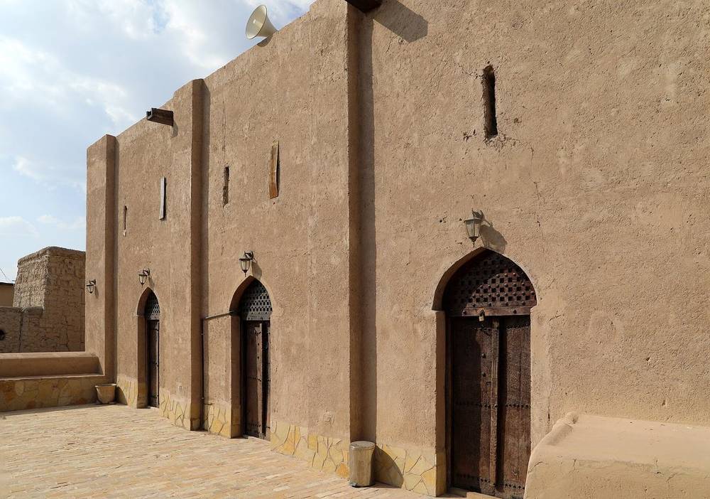 مسجد الشواذنة — Nizwa, moschea Al-Shawathna, aula di preghiera, esterno 01.jpg