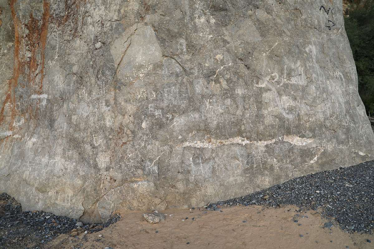 Coleman's Rock — Hasat Bin Salt (roccia di coleman), monolite con rilievi databili tra III e I millennio a.c., e graffiti 03.jpg