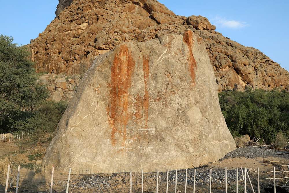 Coleman's Rock — Hasat Bin Salt (roccia di coleman), monolite con rilievi databili tra III e I millennio a.c., e graffiti 00.jpg