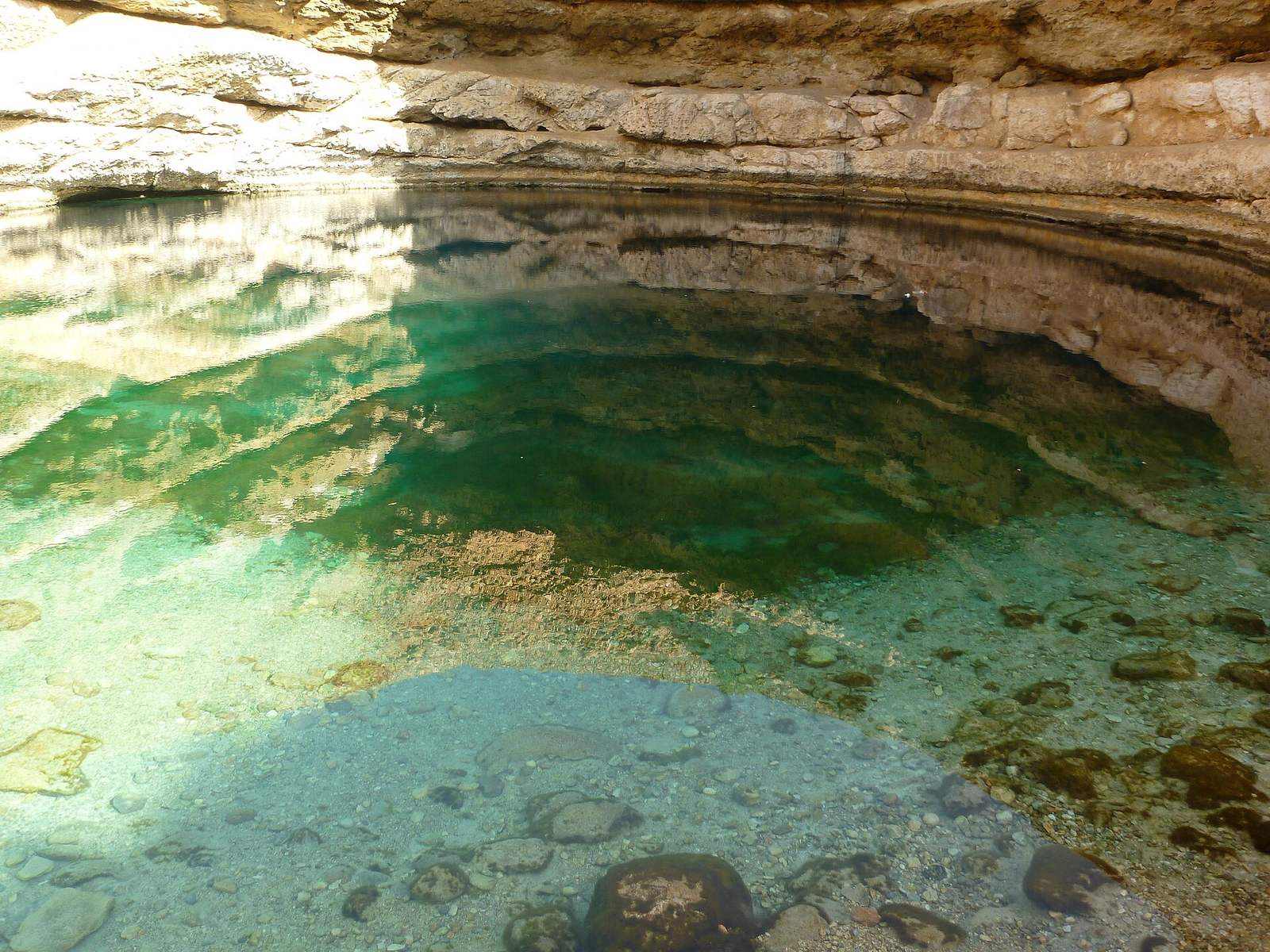 منتزه هوية نجم — Green water at Hawiyat Najm Dabab Sinkhole.JPG