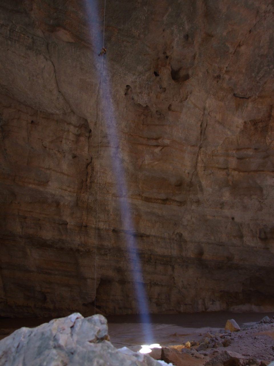 كهف مجلس الجن — Majlis al Jinn - Descending into cave.jpg