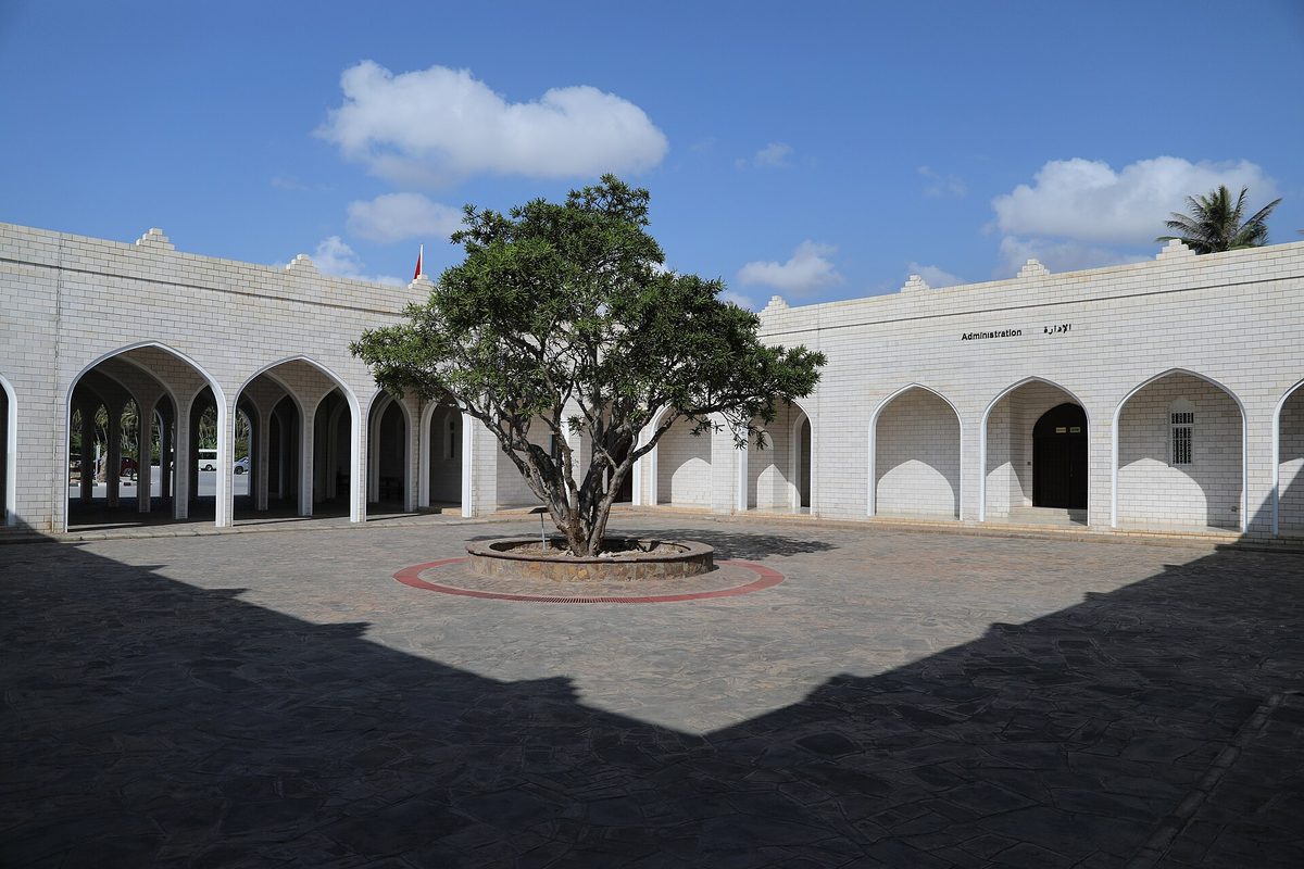 متحف ارض اللبان — Salalah, museo della terra degli incensi, cortile 01.jpg