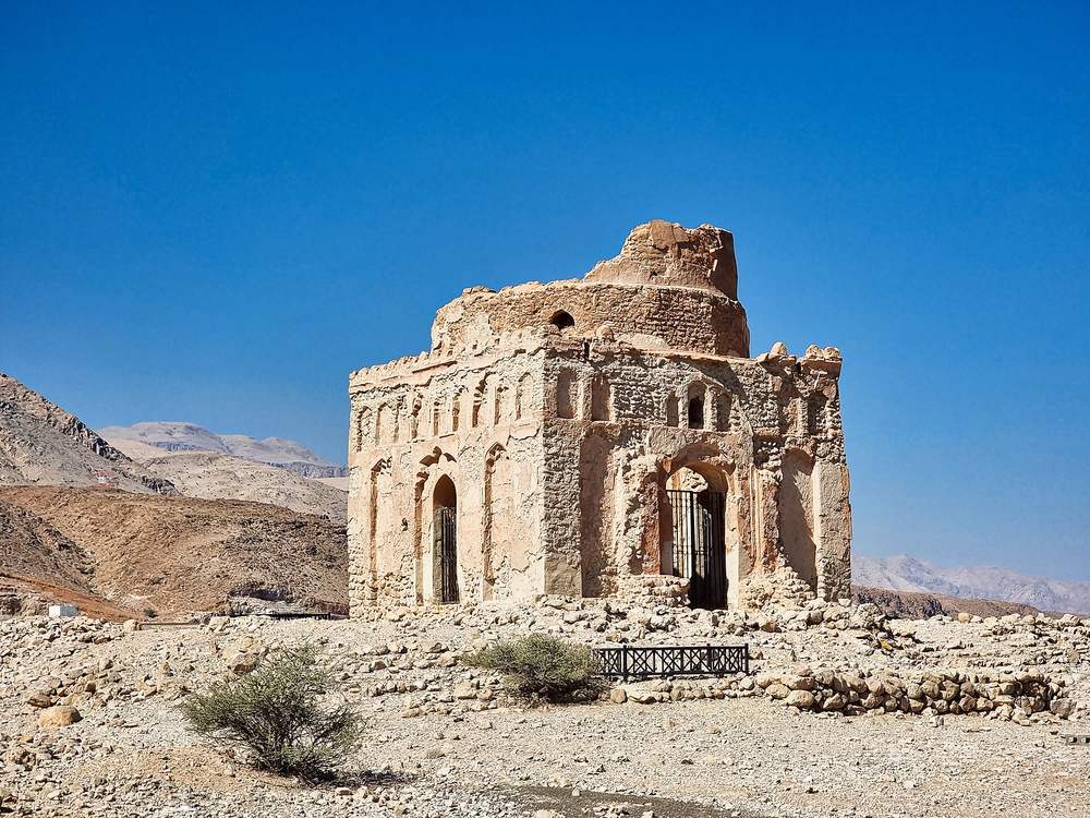 Old Qalhat (archeological site) — Tomb of Bibi Maryam, 13th cent., Qalhat, Oman (5) (51840695259).jpg