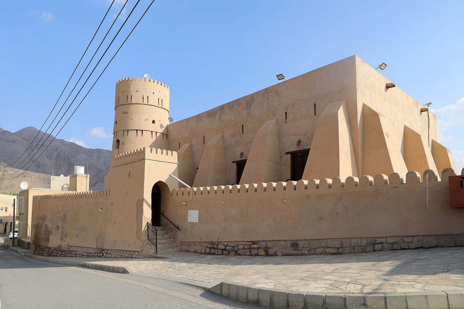 جامع سعال — Nizwa, Moschea Sa'al, esterno 01.jpg