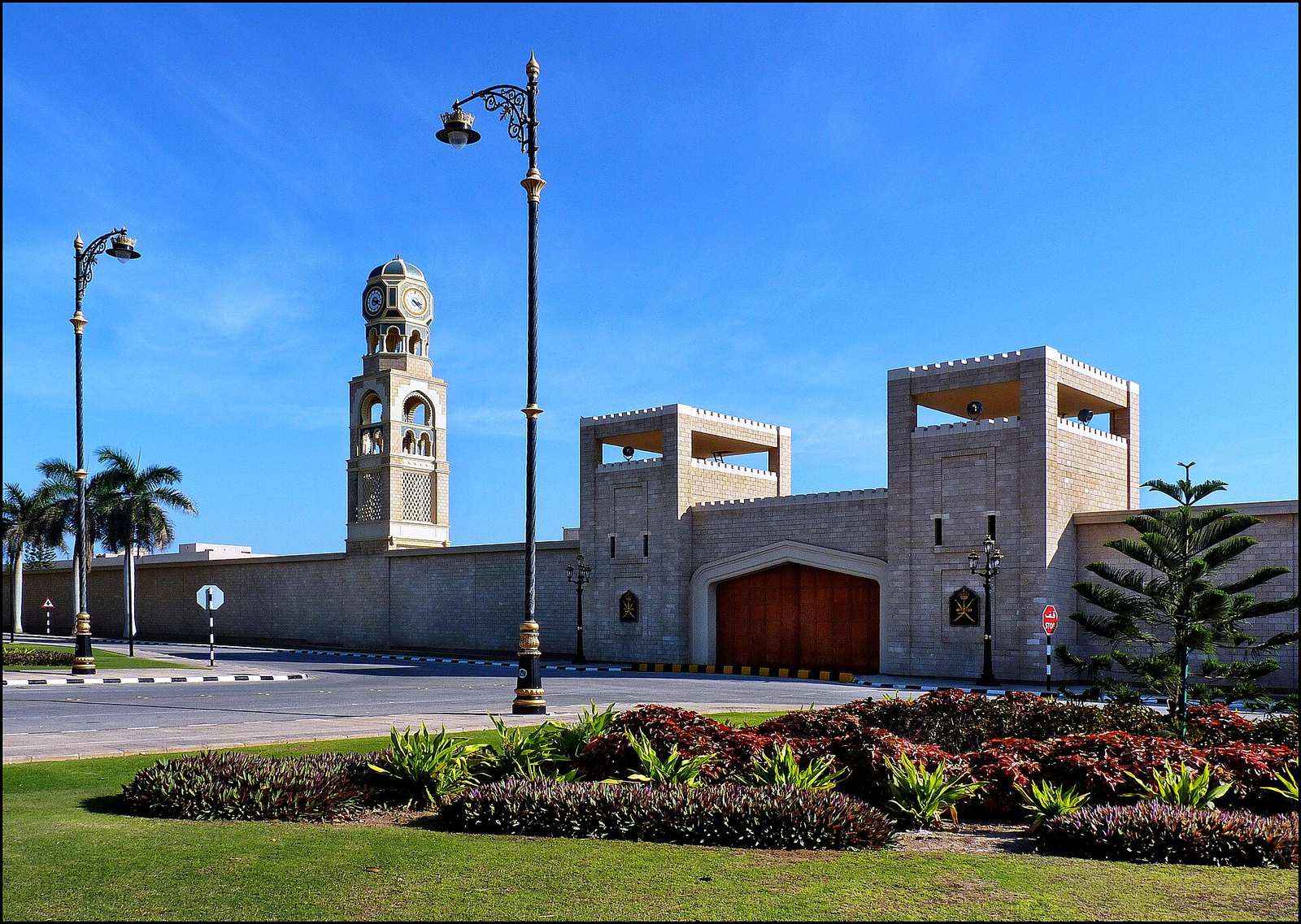 Sultan Palace — As Sultan Qaboos Street, Salalah - panoramio.jpg