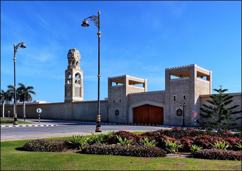 Sultan Palace — As Sultan Qaboos Street, Salalah - panoramio.jpg