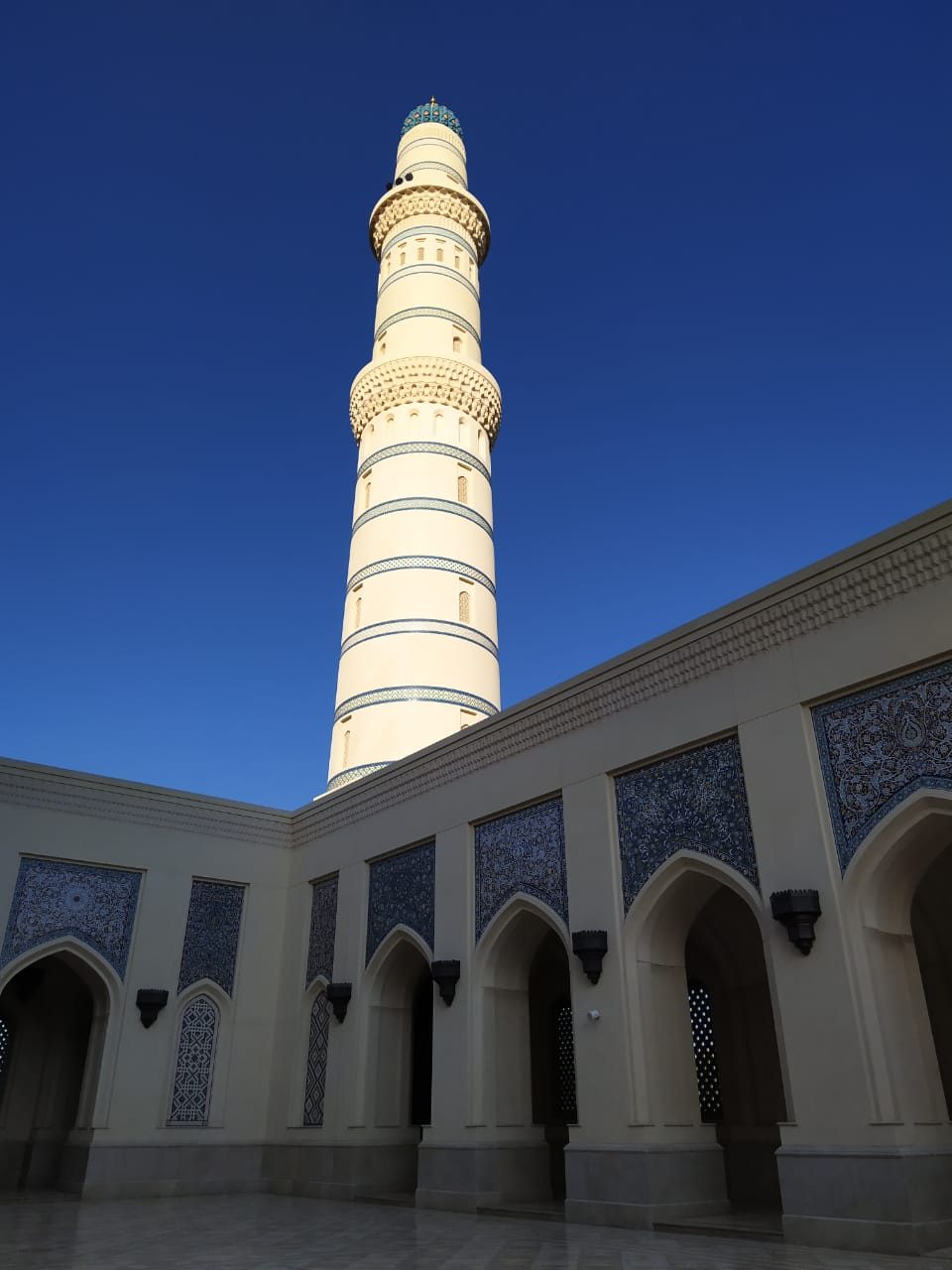 جامع السلطان قابوس بصحار — Masjid Sultan Qaboos Gate Sohar.jpg