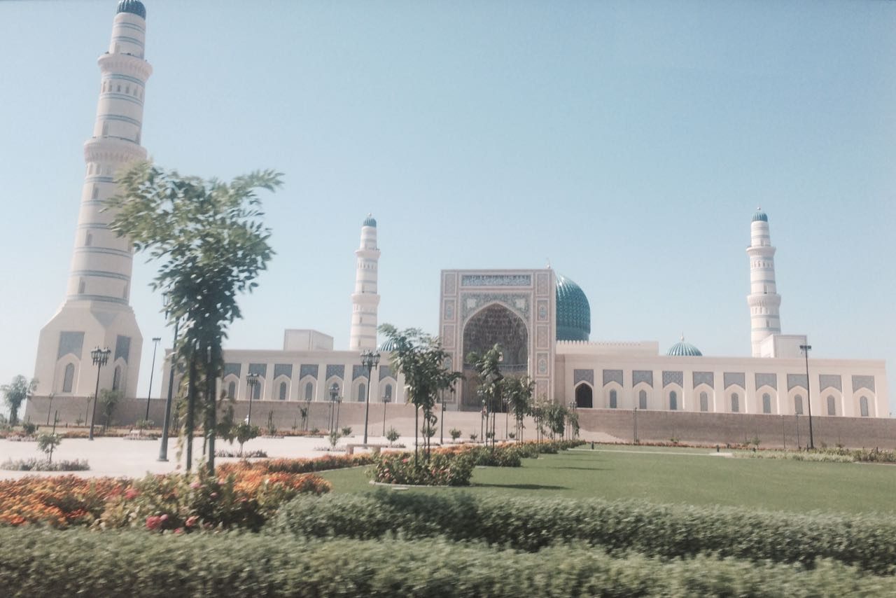 جامع السلطان قابوس بصحار — واجهة الجامع.jpg