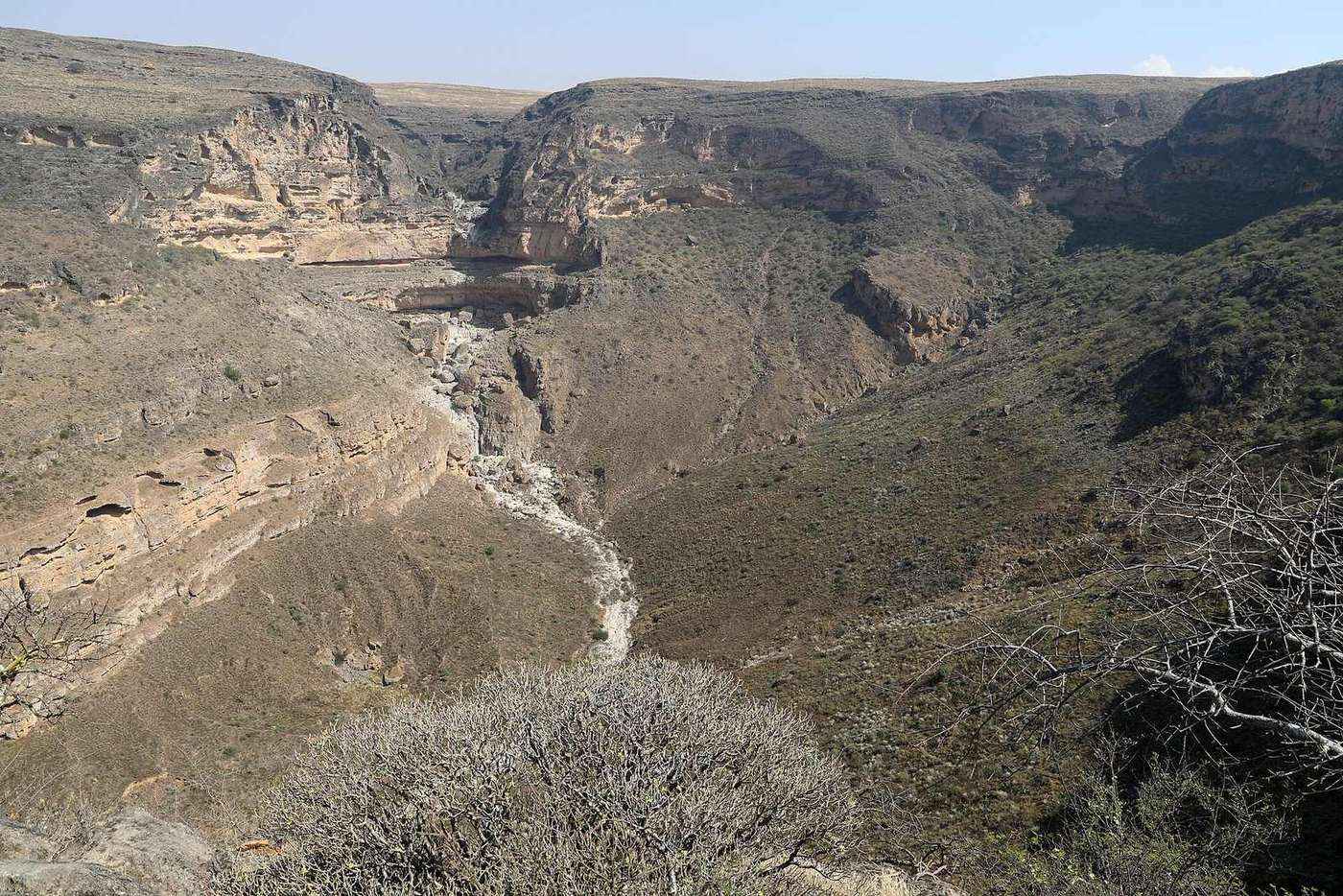 كهف حفرة إذابة طيق — Dhofar, Jabal Samhan, grotta di taiq, cratere 02.jpg