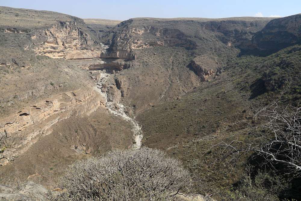 كهف حفرة إذابة طيق — Dhofar, Jabal Samhan, grotta di taiq, cratere 02.jpg