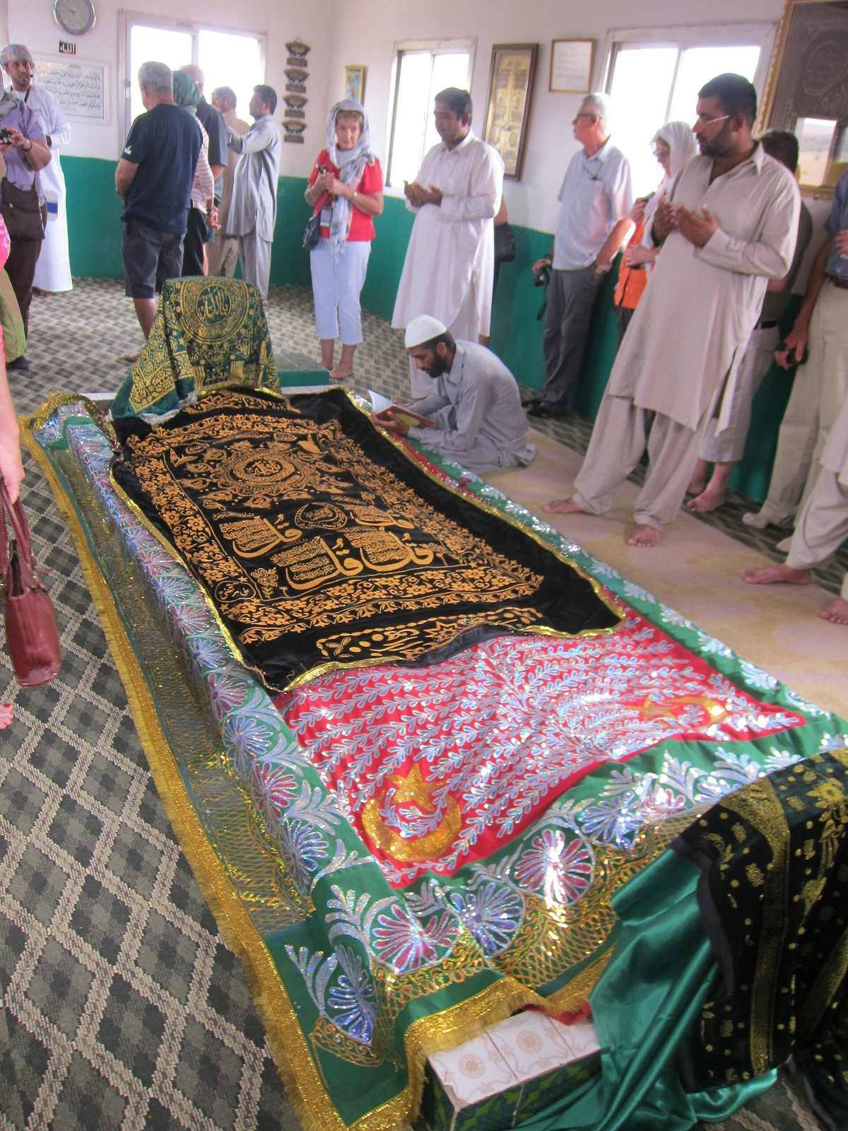 ضريح النبي أيوب — Job's tomb - interior.JPG