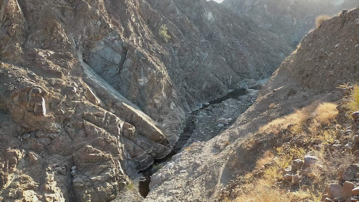 وادي مدحه — Wadi Madha gorge before the mouth of Wadi Half.jpg