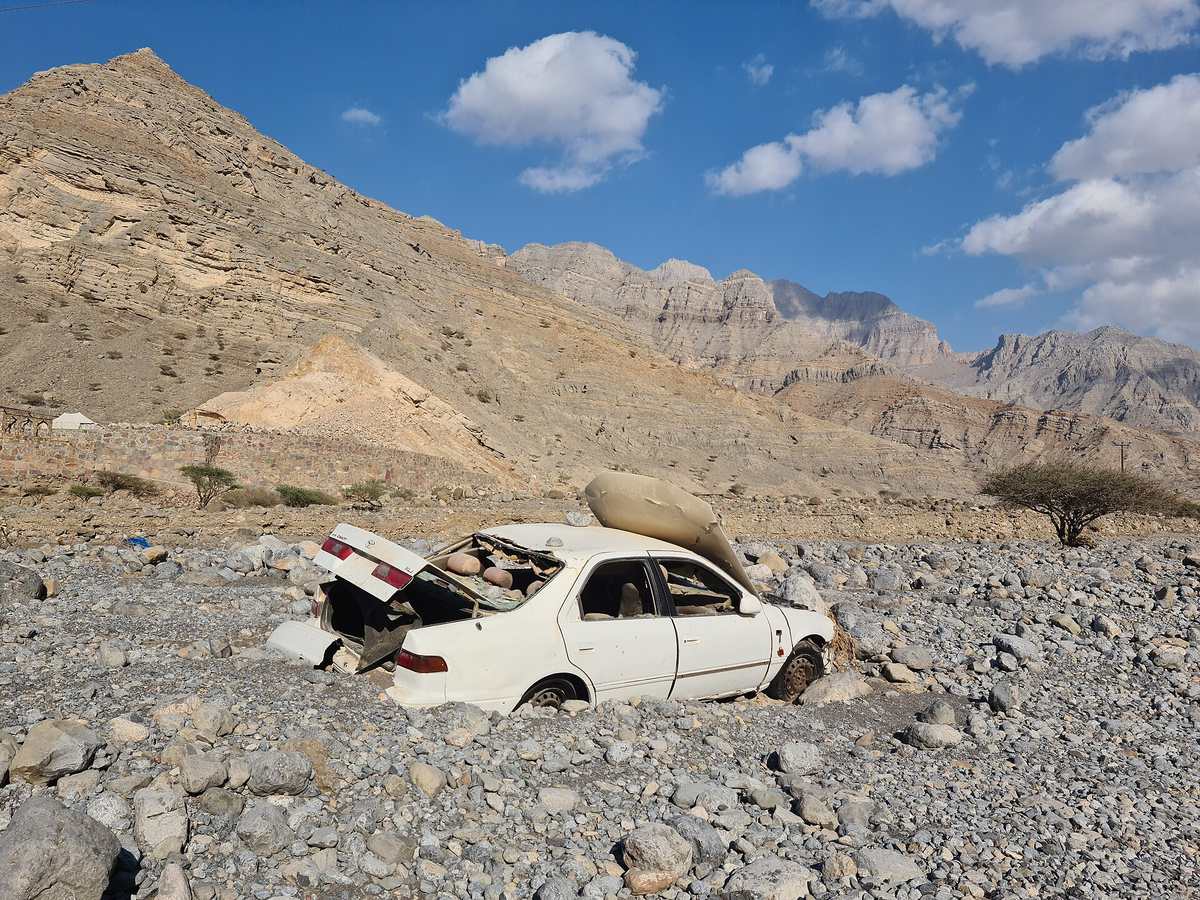 وادي نقب — Car wrecked by seasonal floods in the Wadi Naqab.jpg