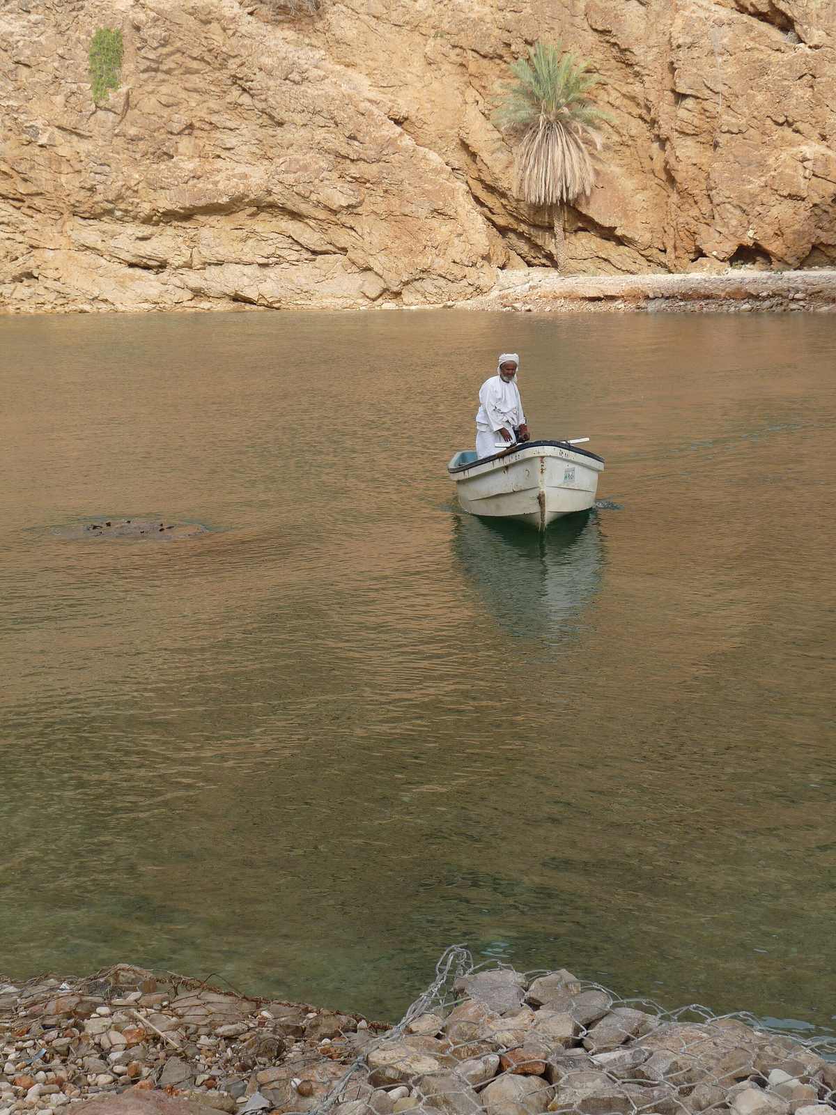 وادي الشاب — Boat-Wadi Shab.JPG