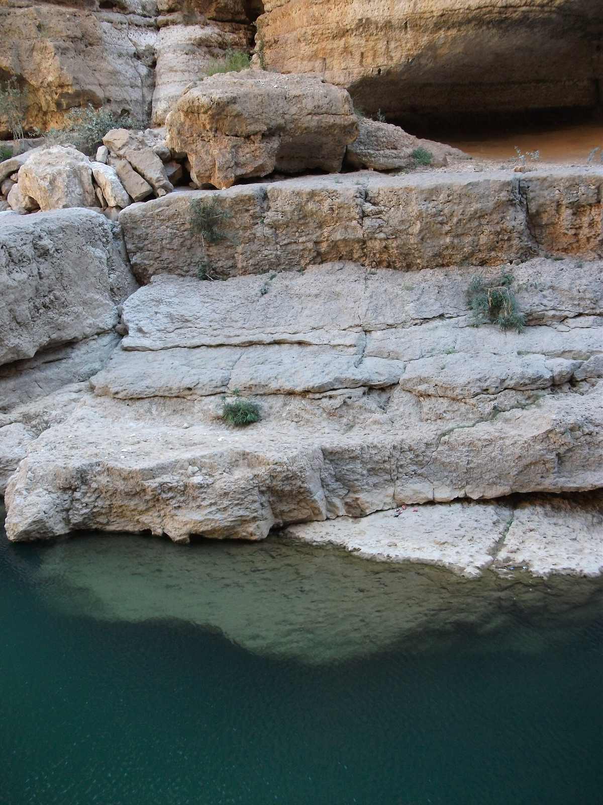 وادي الشاب — Cristal clear water in Wadi Shab - panoramio.jpg
