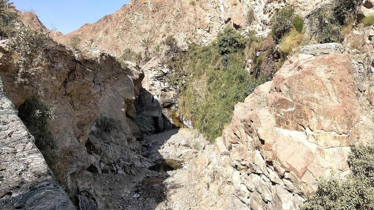 وادي شيص — Small waterfall of Wadi Shis, also known as Wadi Ash Shis as it passes through the town of Shis, in the Emirate of Sharjah.jpg